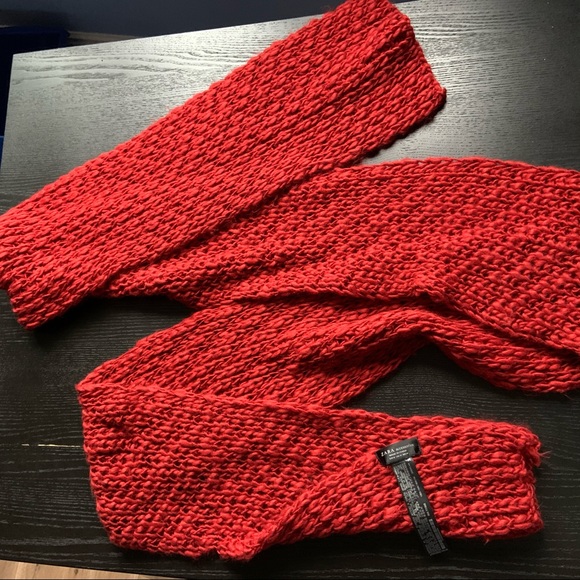 FREE w/$15 purchaseš„Zara Red Knit Scarf